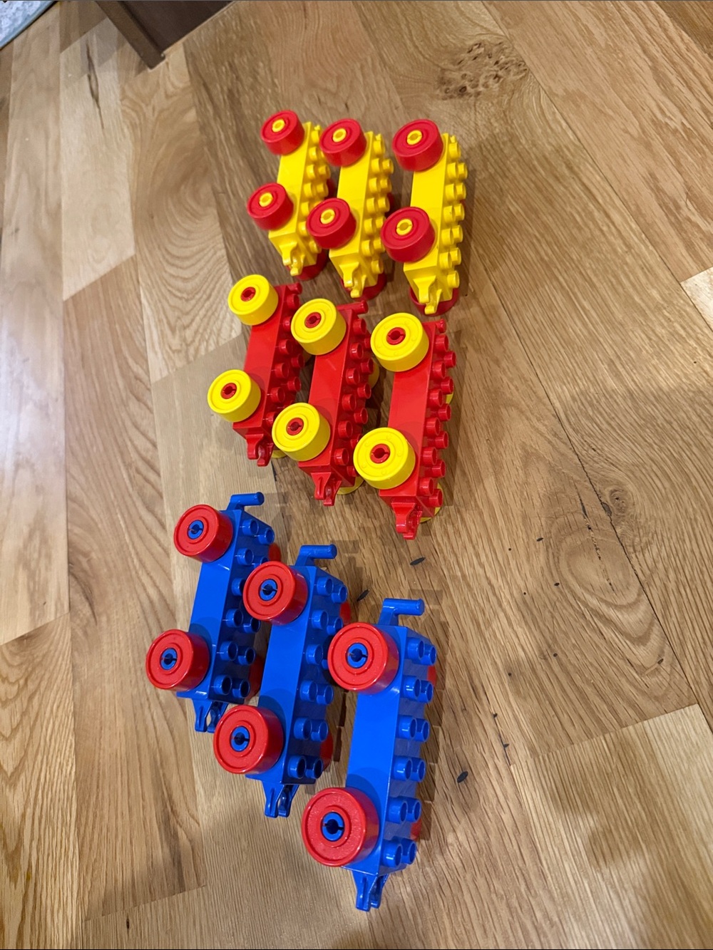 LEGO Duplo Set of 9 Vintage Train Car Bases - Picture 4 of 5